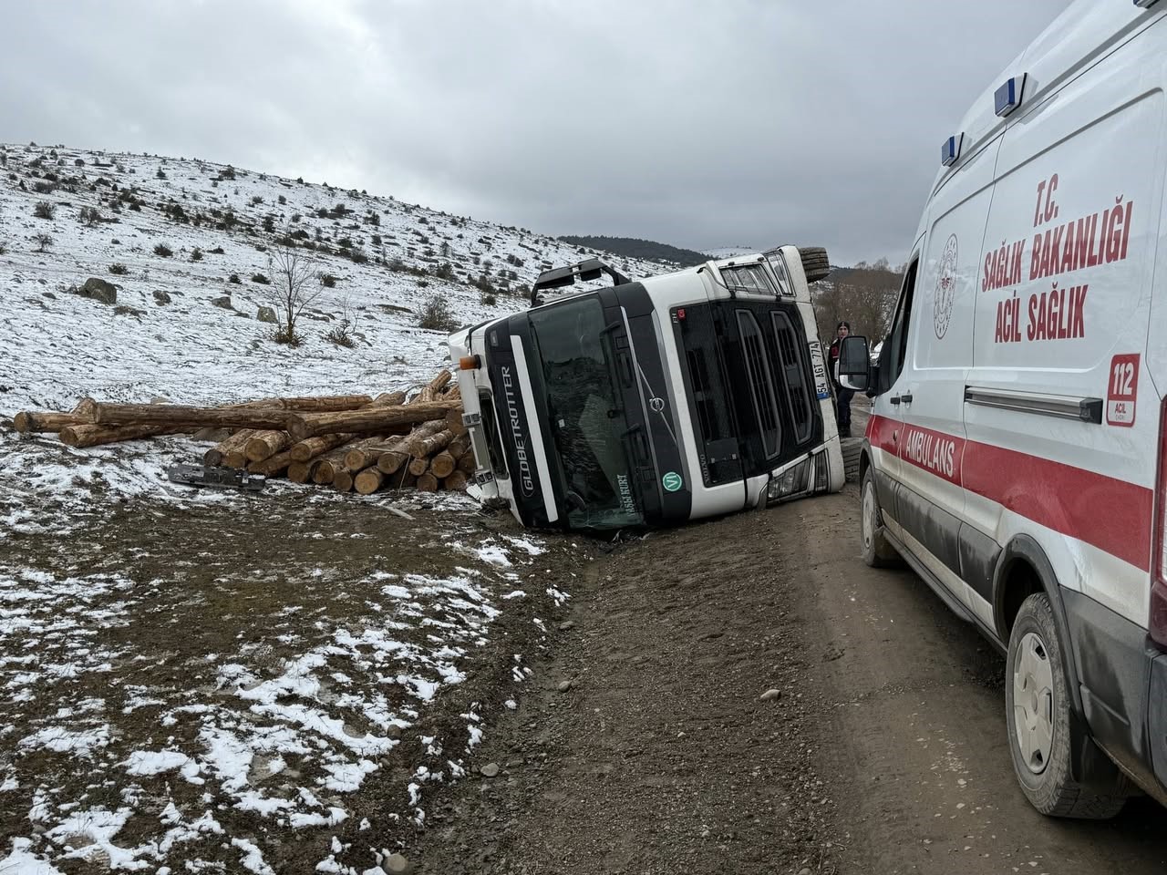 Bolu’da tomruk yüklü tır devrildi: 1 yaralı
