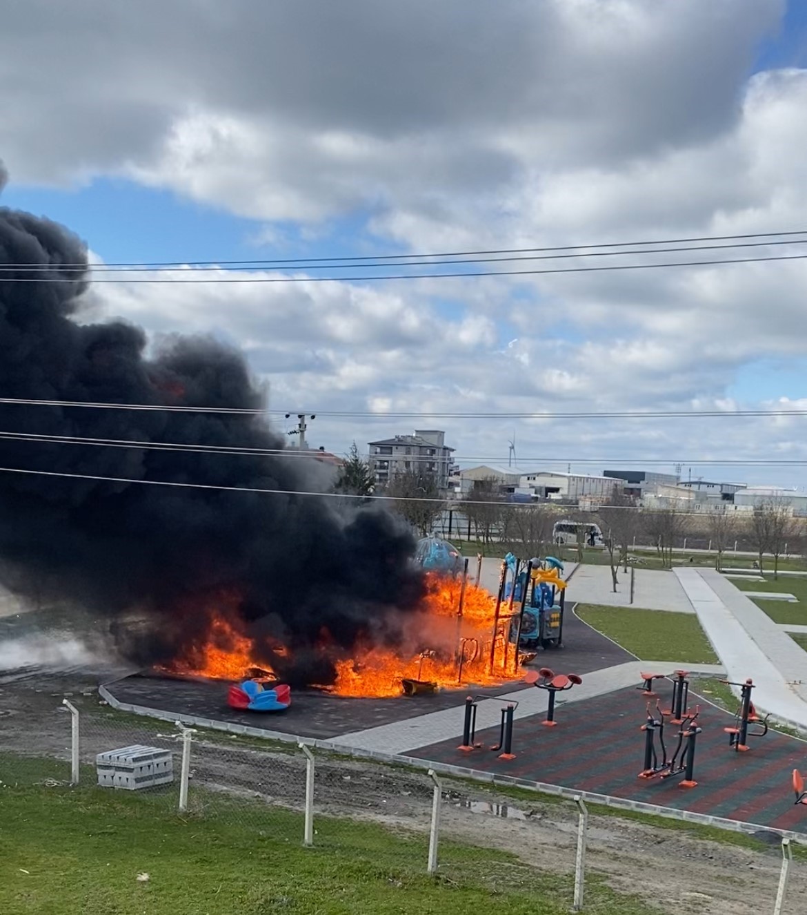 Parkta oyun grupları alev alev yandı
