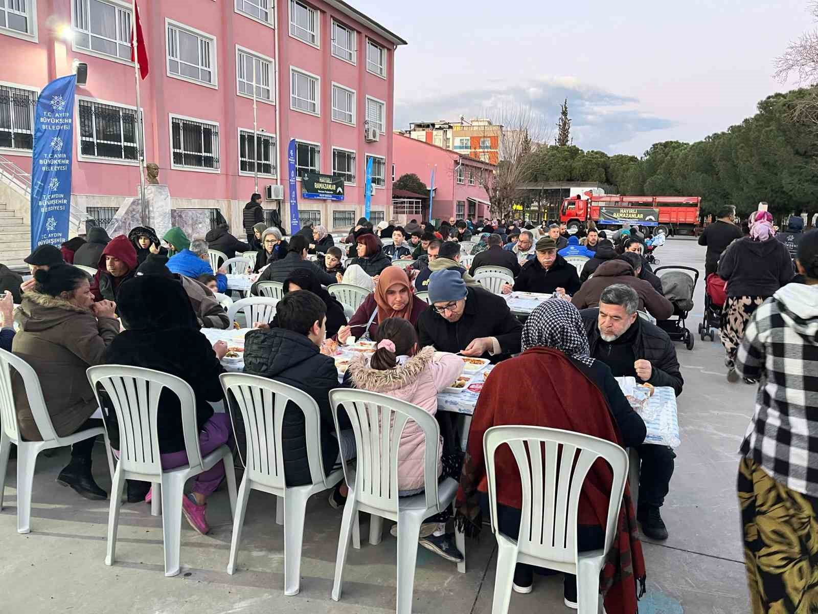 Aydınlılar B&uuml;y&uuml;kşehir Belediyesi&rsquo;nin iftar sofralarında buluşuyor

