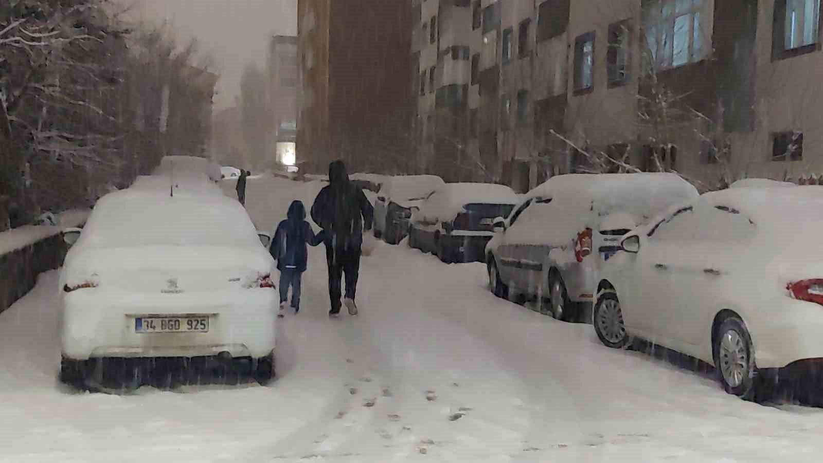 Erzurum&rsquo;da 3 il&ccedil;ede okullar 1 g&uuml;n tatil edildi
