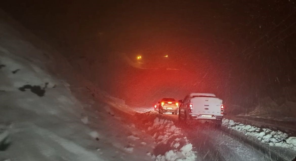 Pervari ve Şirvan&rsquo;da kar yağışı k&ouml;y yollarını kapattı, mahsur kalan ara&ccedil;lar kurtarıldı
