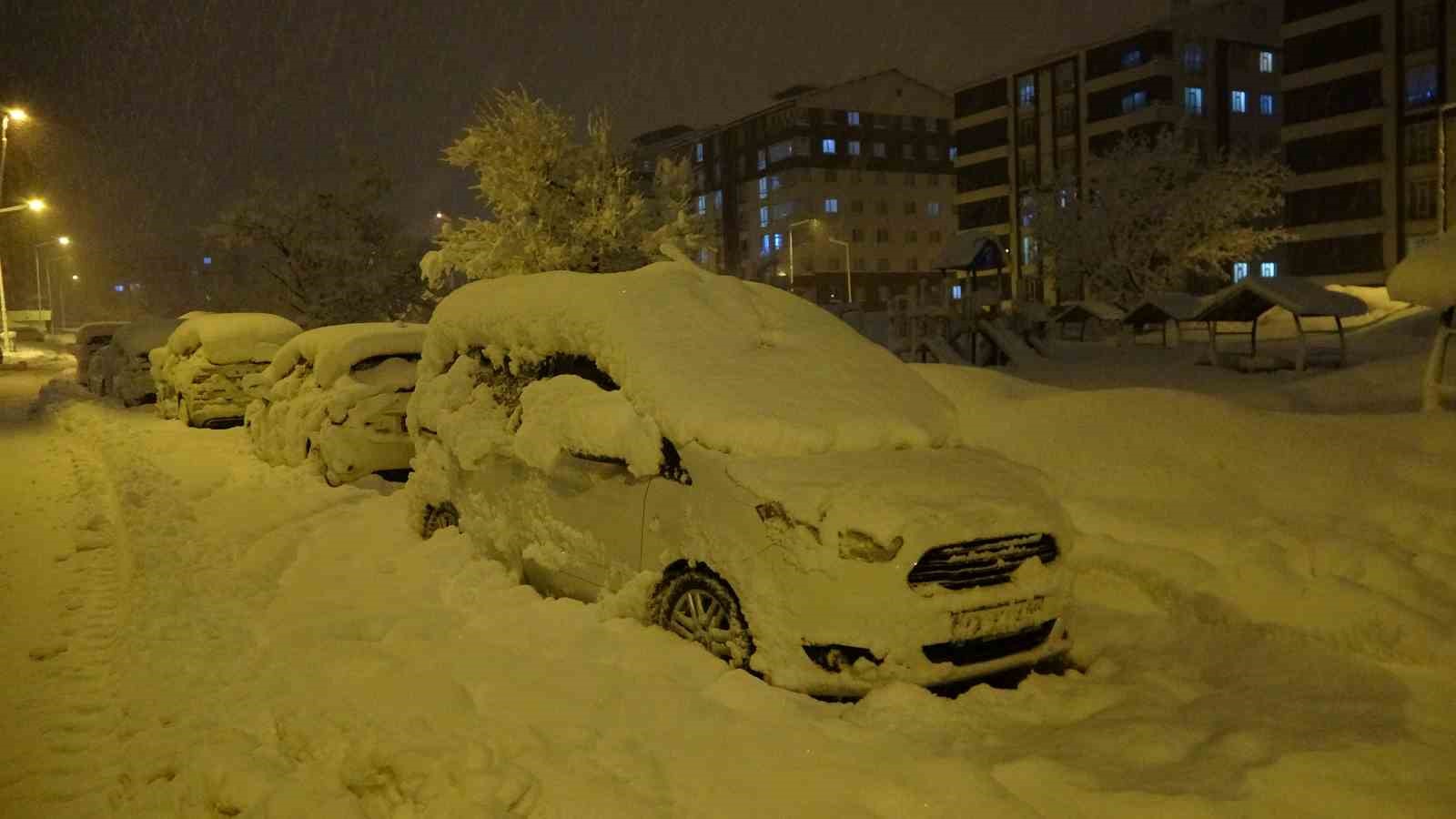 Bitlis&rsquo;te kent merkezi beyaza b&uuml;r&uuml;nd&uuml;
