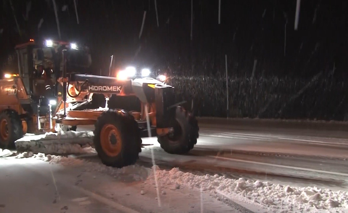 Kar ve tipi nedeniyle Erzincan&rsquo;ın &ccedil;evre illerle ulaşımı g&uuml;&ccedil;l&uuml;kle sağlanıyor
