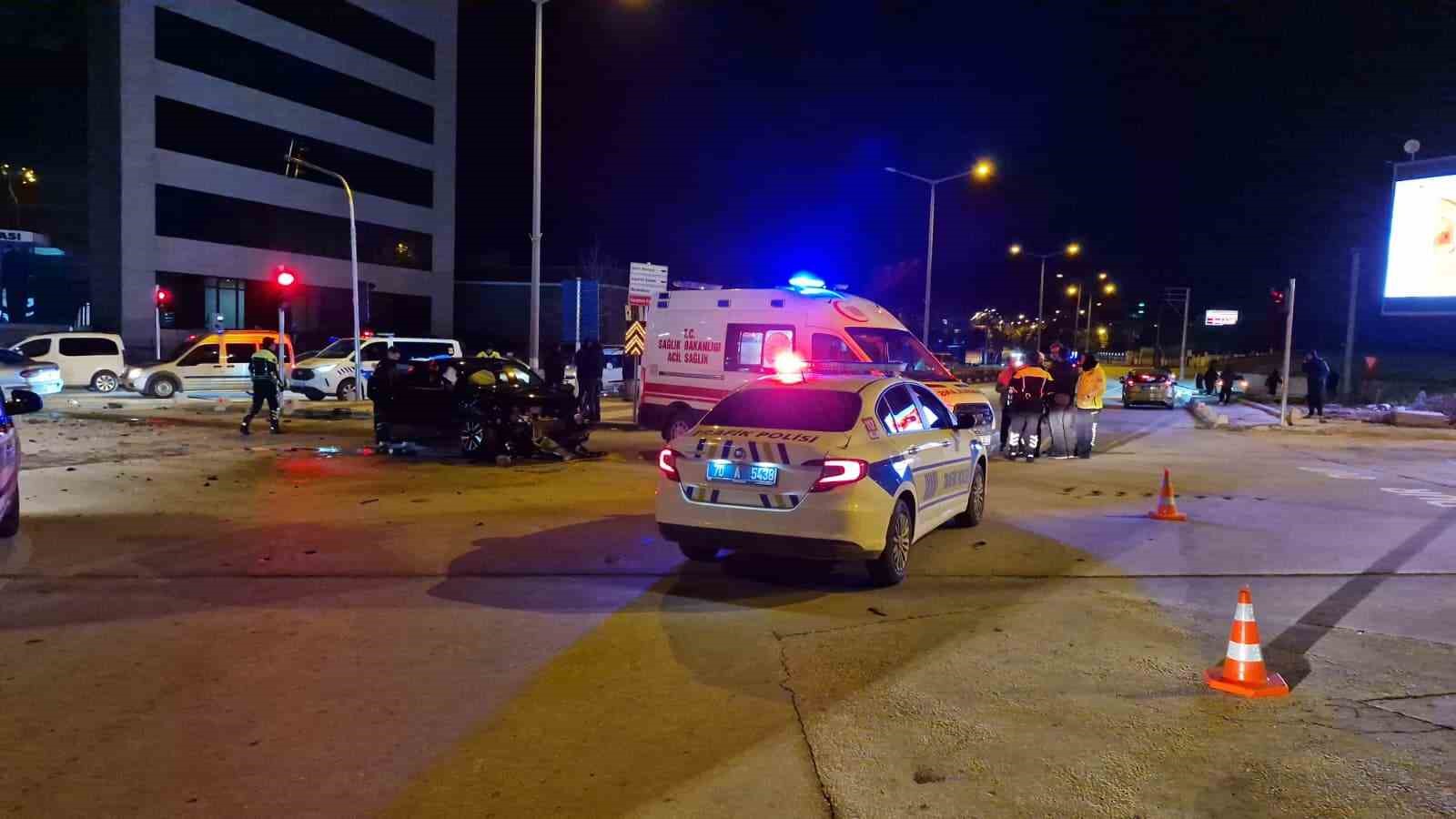 Karaman&rsquo;da polisten ka&ccedil;an ş&uuml;pheliler kaza yaptı: 3 yaralı
