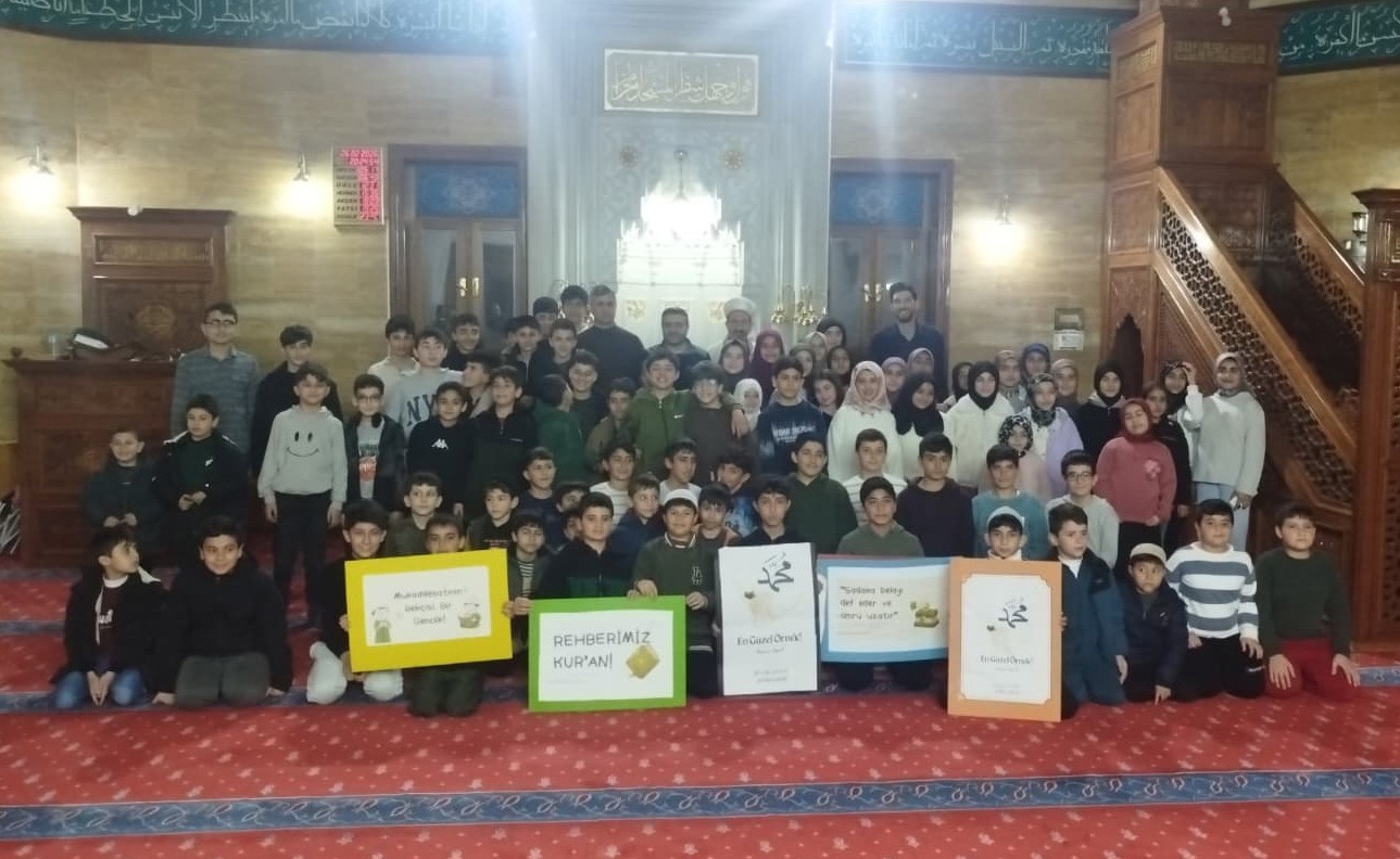 Ahlat&rsquo;ta &ouml;ğrenciler teravihte buluştu
