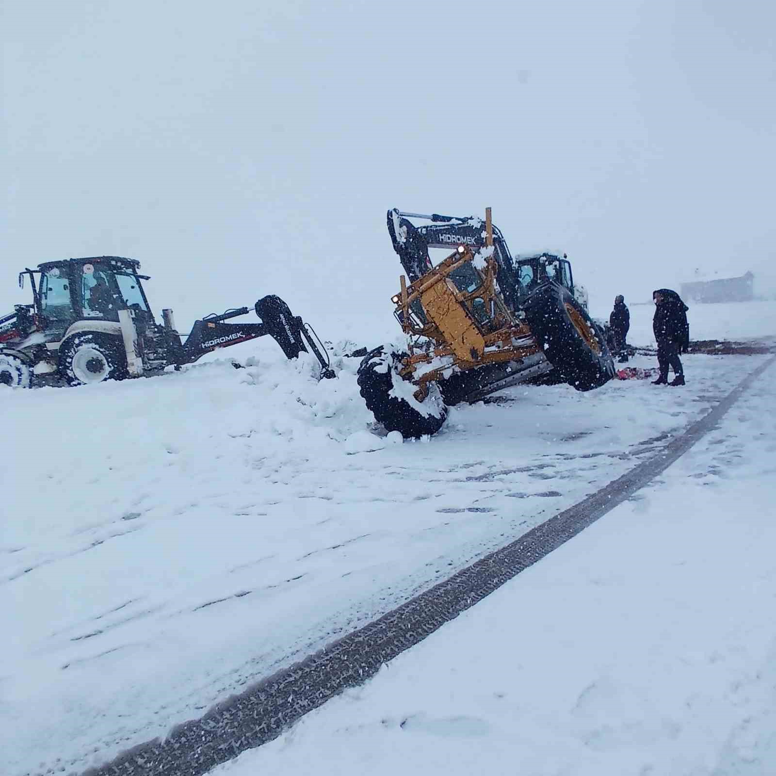 Bayburt&rsquo;ta fırtına ve kar nedeniyle yolda kalan ara&ccedil;lar ekiplerce kurtarıldı
