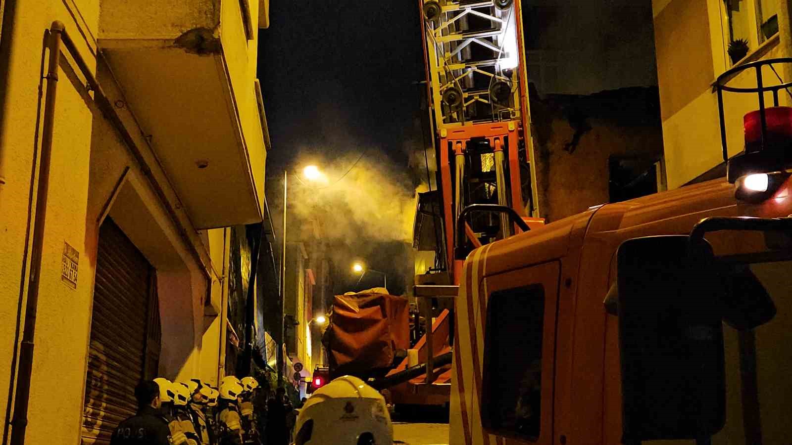 Fatih&rsquo;te metruk binada &ccedil;ıkan yangın yanındaki ahşap binaya sı&ccedil;radı: Bir kedi kurtarıldı
