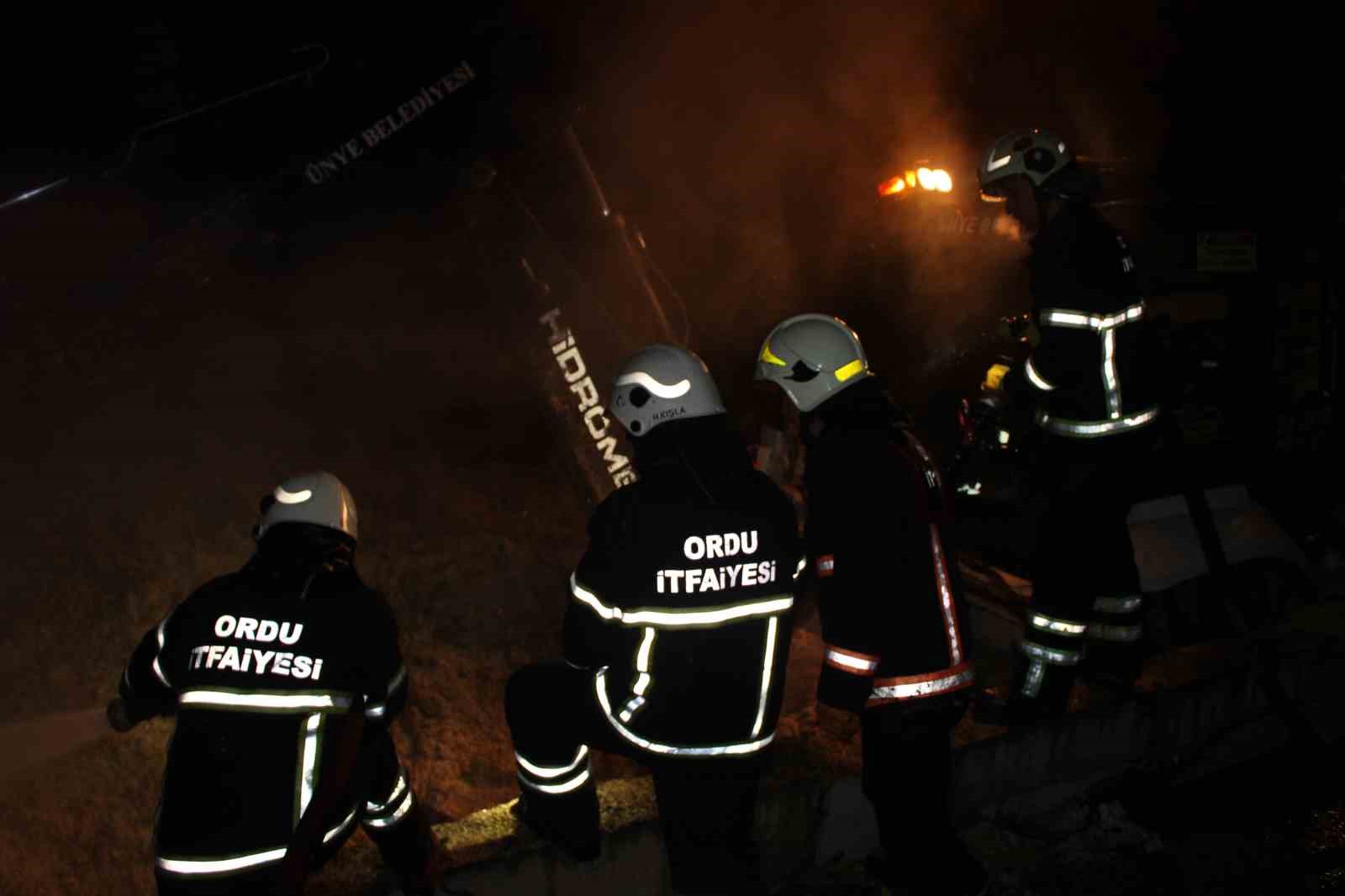 Ordu&rsquo;da ahır yangını: 27 b&uuml;y&uuml;kbaş hayvan telef oldu
