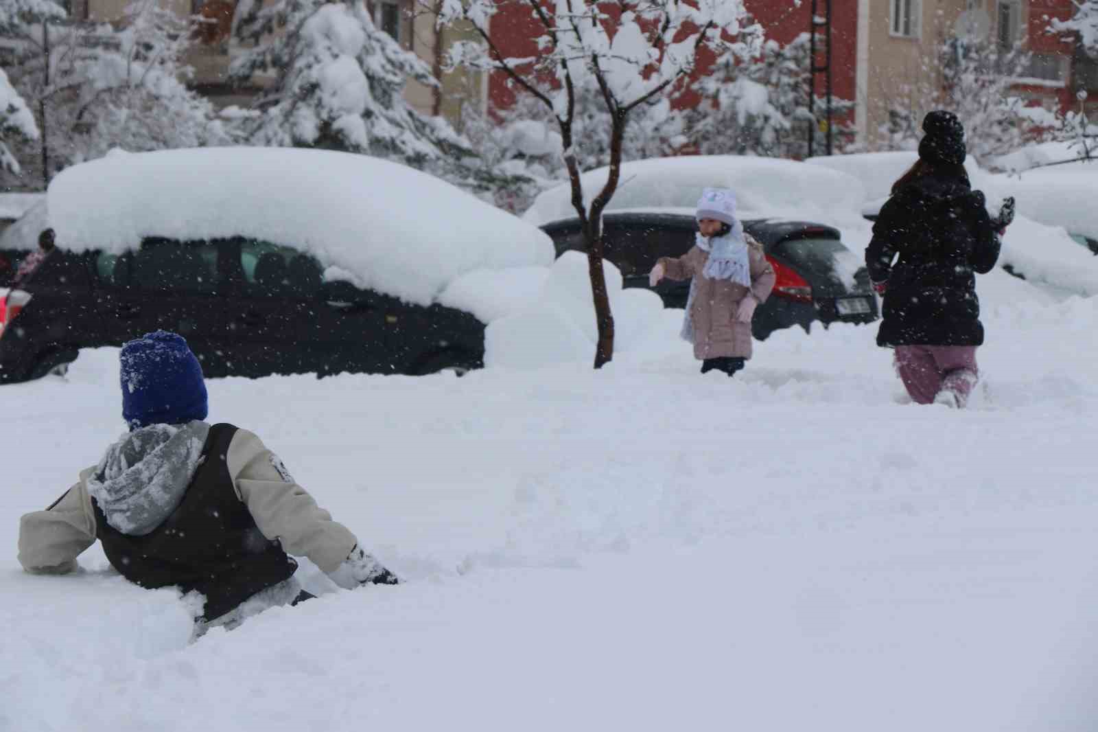 Erzincan&rsquo;da eğitime kar engeli! Okullar 1 g&uuml;n daha tatil

