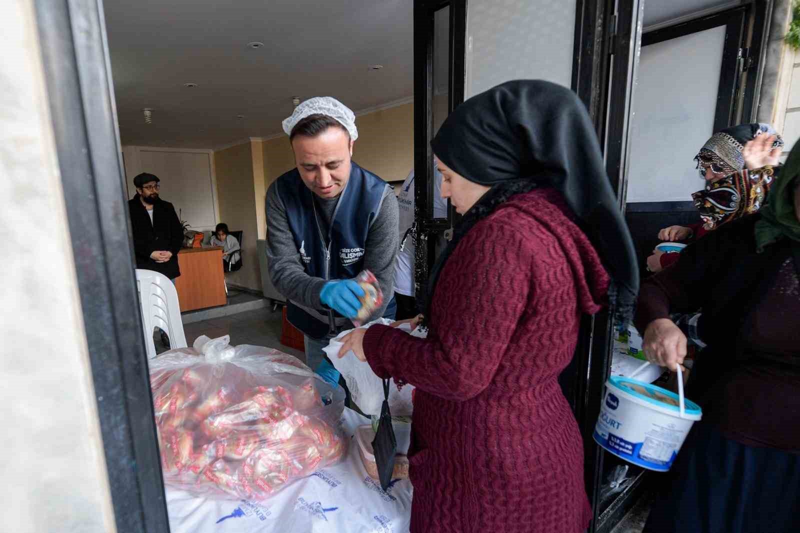 İftar bereketi B&uuml;y&uuml;kşehir&rsquo;in aşevinden sofralara uzanıyor
