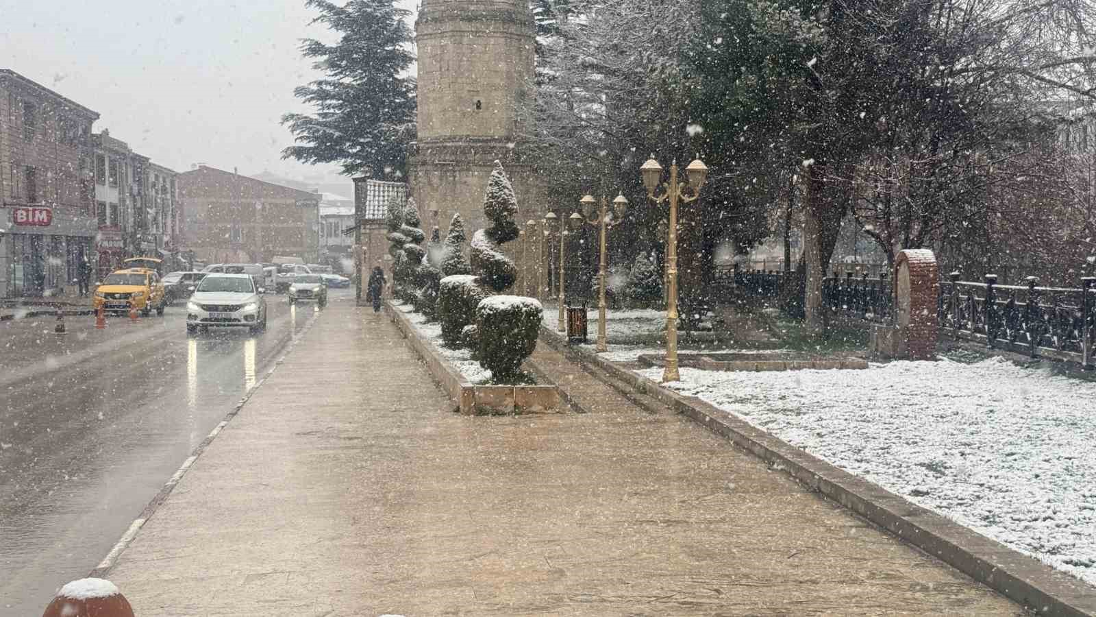 Tokat güne kar yağışıyla uyandı