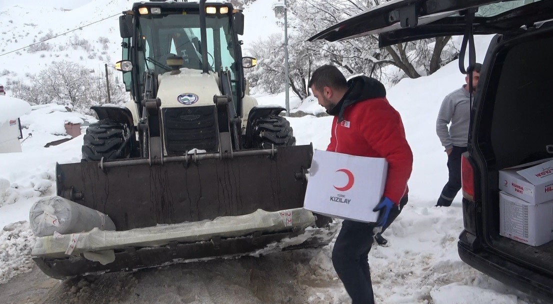 Yolda kalan Kızılay ekibi hasta yatağını kepçeyle ulaştırdı