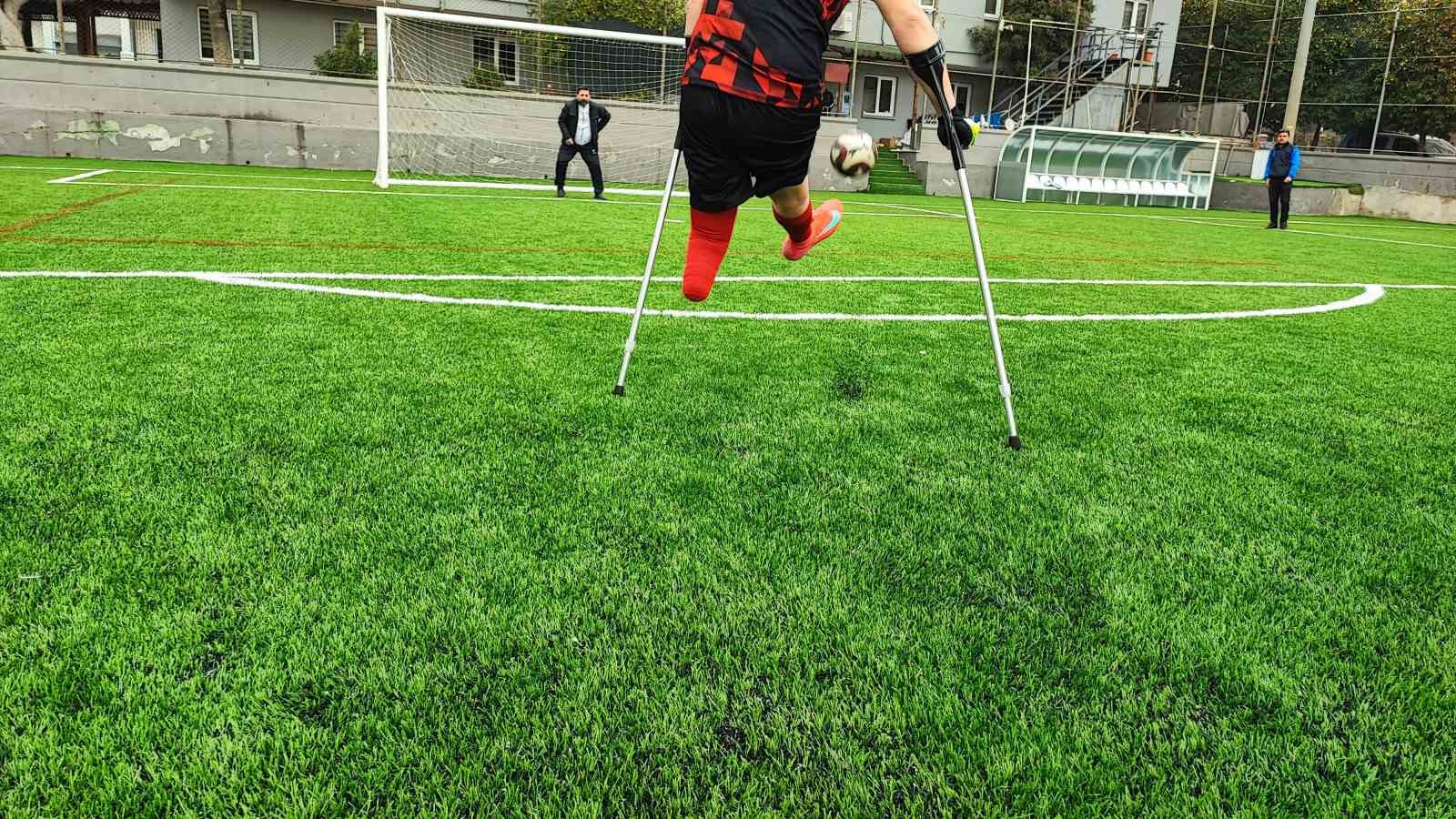 Deprem futbol aşkını bitiremedi
