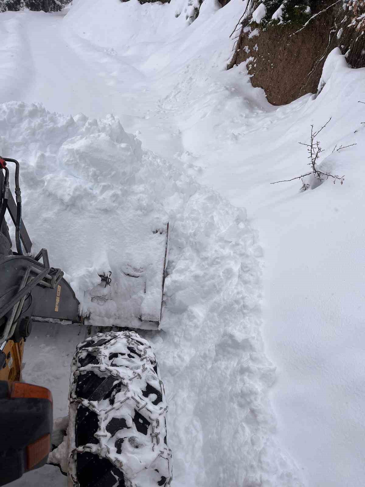 Artvin&rsquo;de 80 k&ouml;y yolu ulaşıma kapandı
