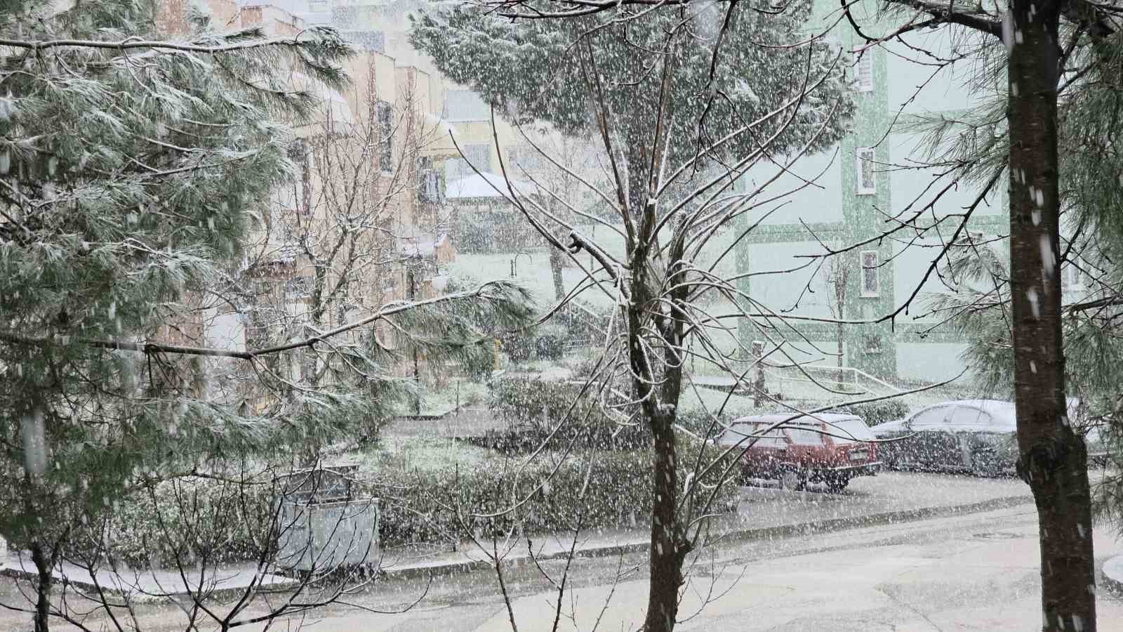 D&uuml;zce&rsquo;de kar yağışı etkili oluyor
