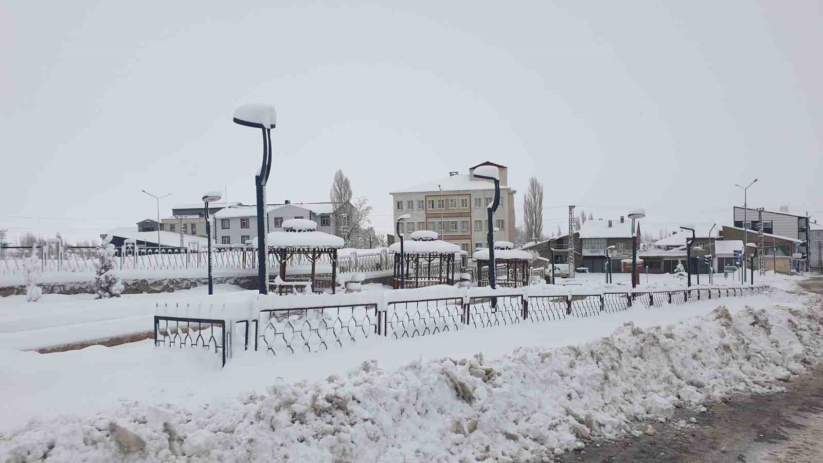 Başkale&rsquo;de ara&ccedil;lar kara g&ouml;m&uuml;ld&uuml;: 32 yerleşim yerinin yolu ulaşıma kapandı
