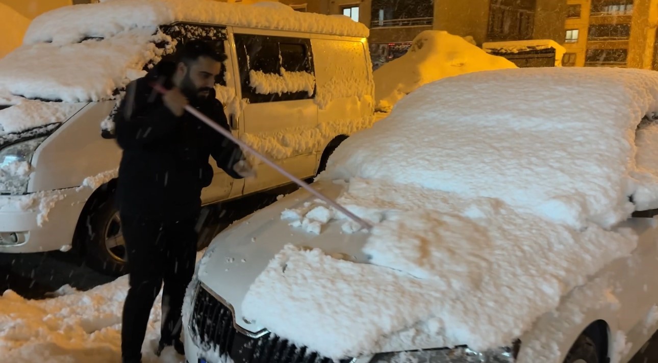 Yüksekova’da kar kalınlığı 15 santimetreye ulaştı