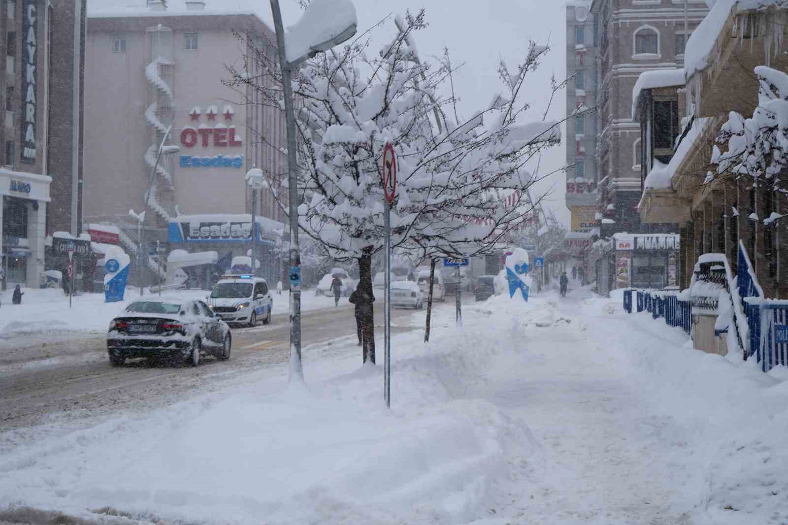 Kar yağışı Erzurum&rsquo;u fel&ccedil; etti, okullar tatil, kar kalınlığı 50 santimetreyi ge&ccedil;ti, bin 167 k&ouml;y yolu ulaşıma kapalı
