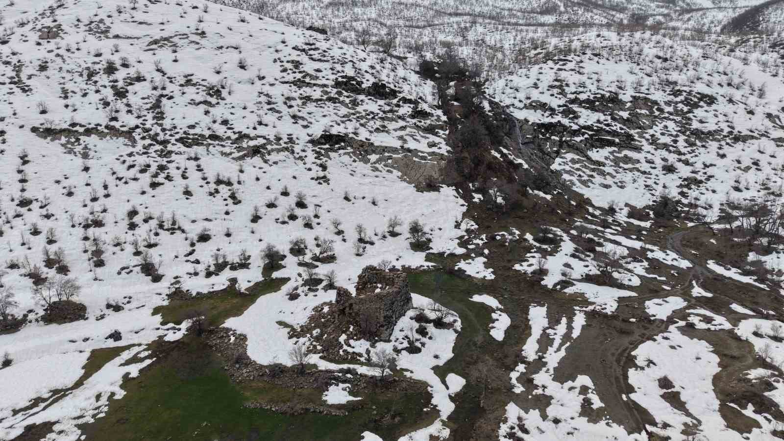 Şırnak&rsquo;ta 3 bin yıllık evler, karların erimesiyle g&uuml;n y&uuml;z&uuml;ne &ccedil;ıktı
