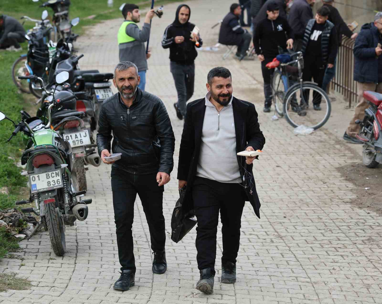 Baraj kapakları a&ccedil;ıldı, onlarca balık&ccedil;ı nehre akın etti
