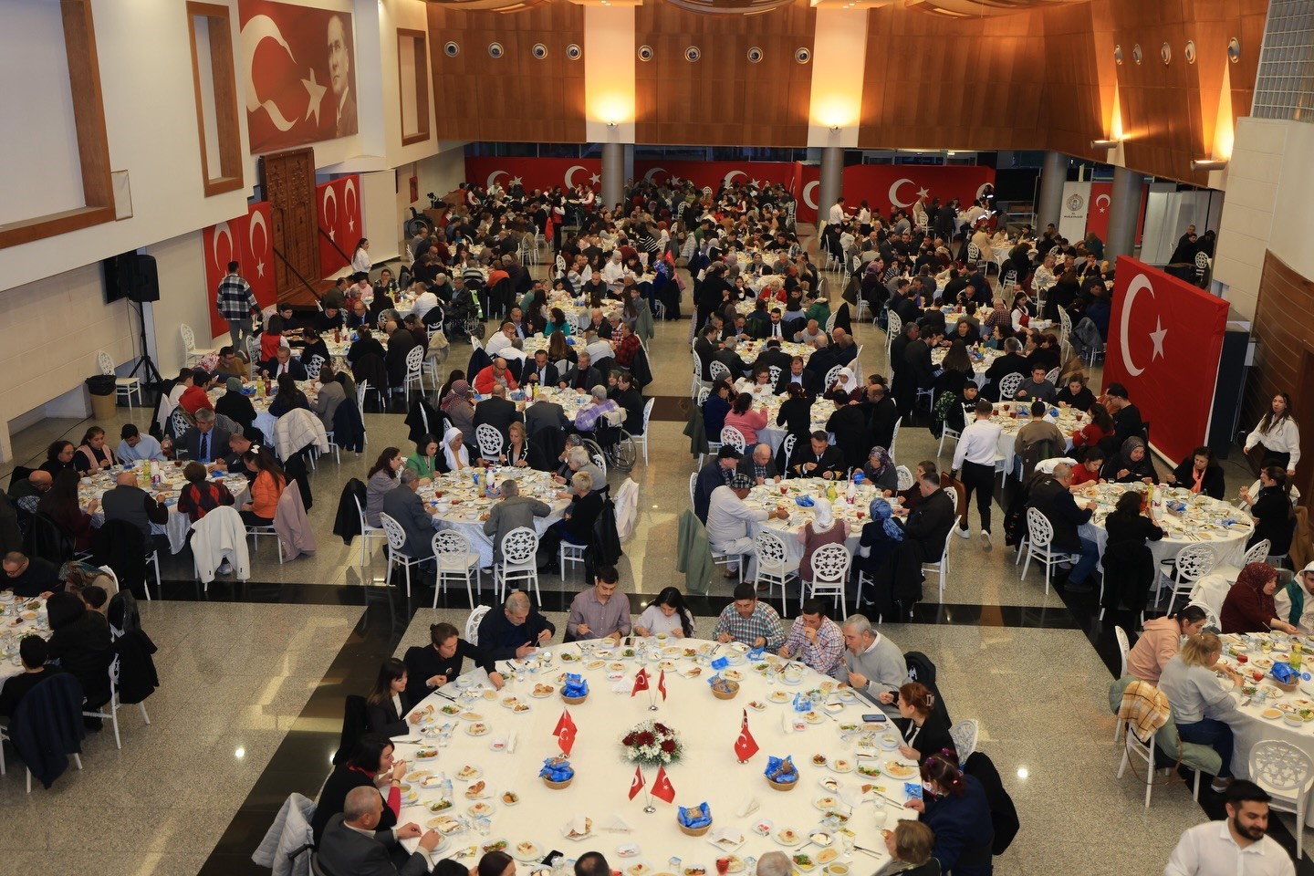 Vali Akbıyık, g&ouml;n&uuml;l sofrasında vatandaşlarla buluştu
