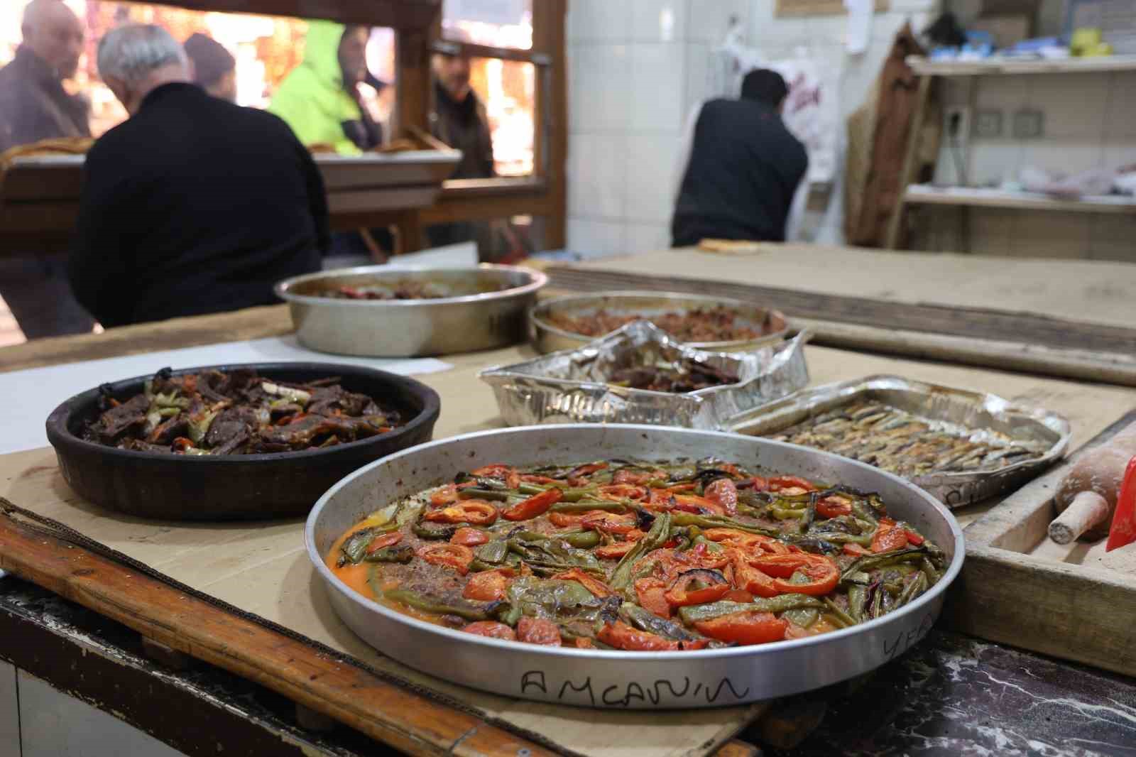 Elazığ&rsquo;da fırıncıların yoğun &lsquo;Ramazan&rsquo; mesaisi
