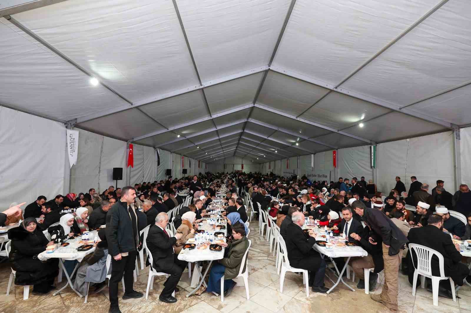 Gaziantep B&uuml;y&uuml;kşehir&rsquo;den Halep&rsquo;te 10 bin kişilik iftar

