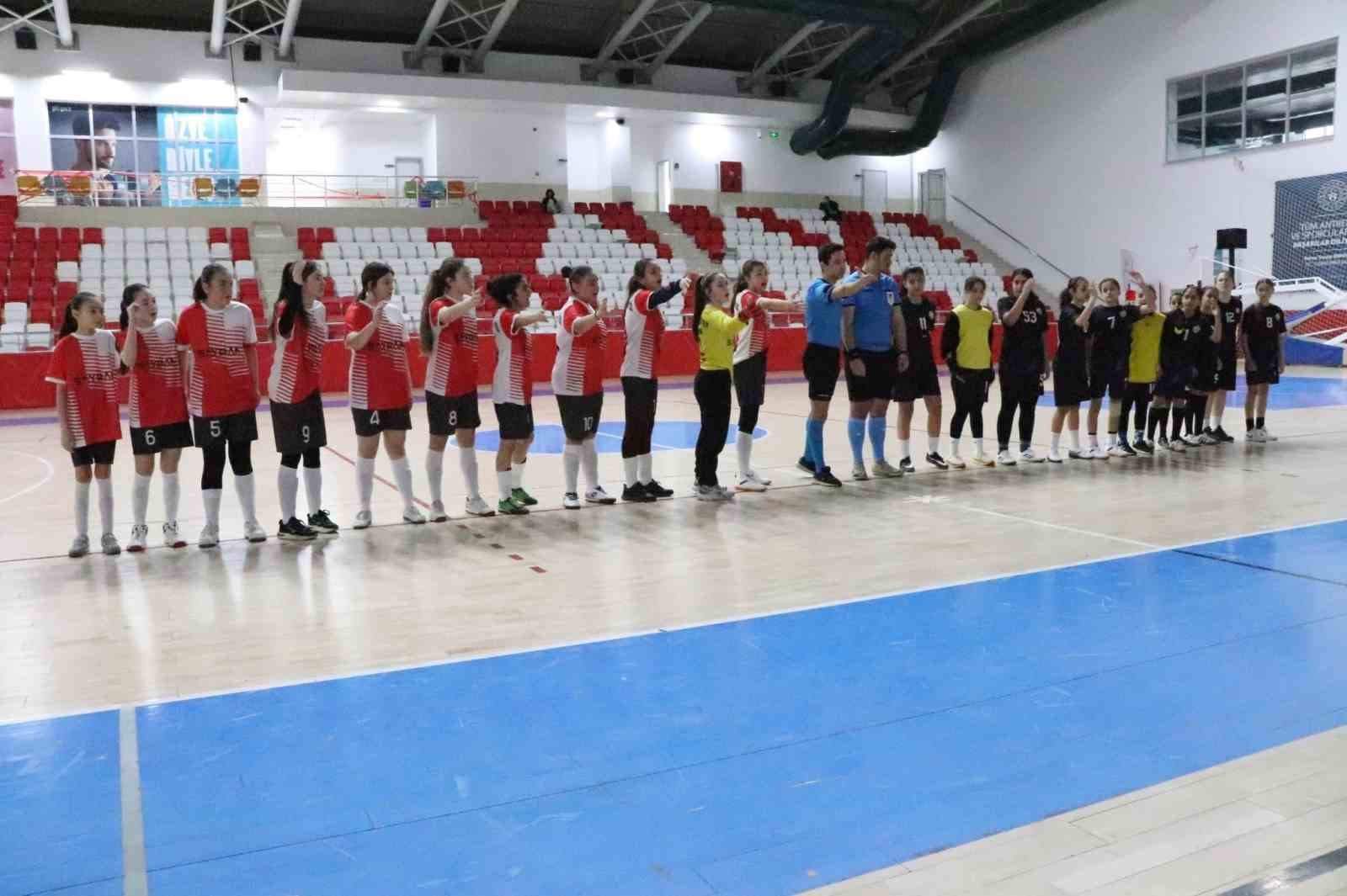 Kaymakam &Ouml;zt&uuml;rk, Yıldız Kızlar Futsal ma&ccedil;ını takip etti
