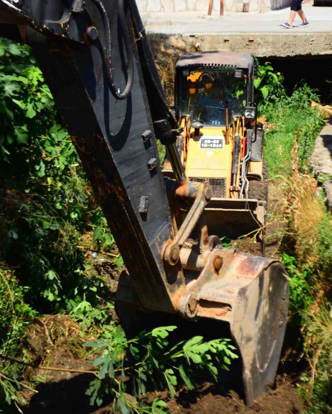 Yağışlar sonrası dere yataklarında temizlik

