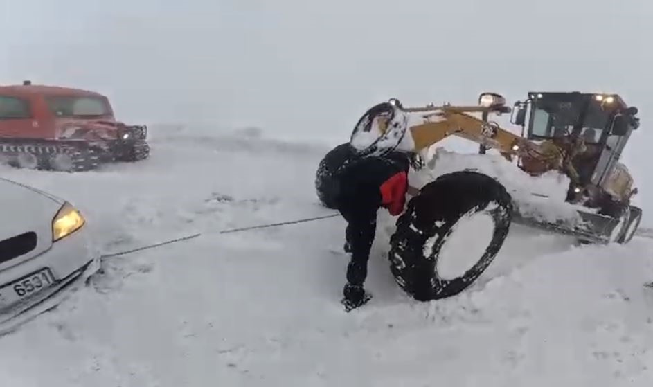 Karda mahsur kalanların imdadına AFAD yetişti
