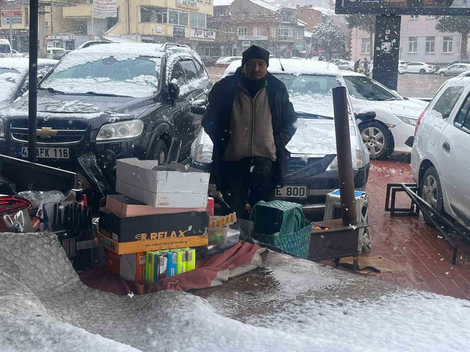 Kurduğu soba ile hem kendisini hem de vatandaşları ısıtıyor