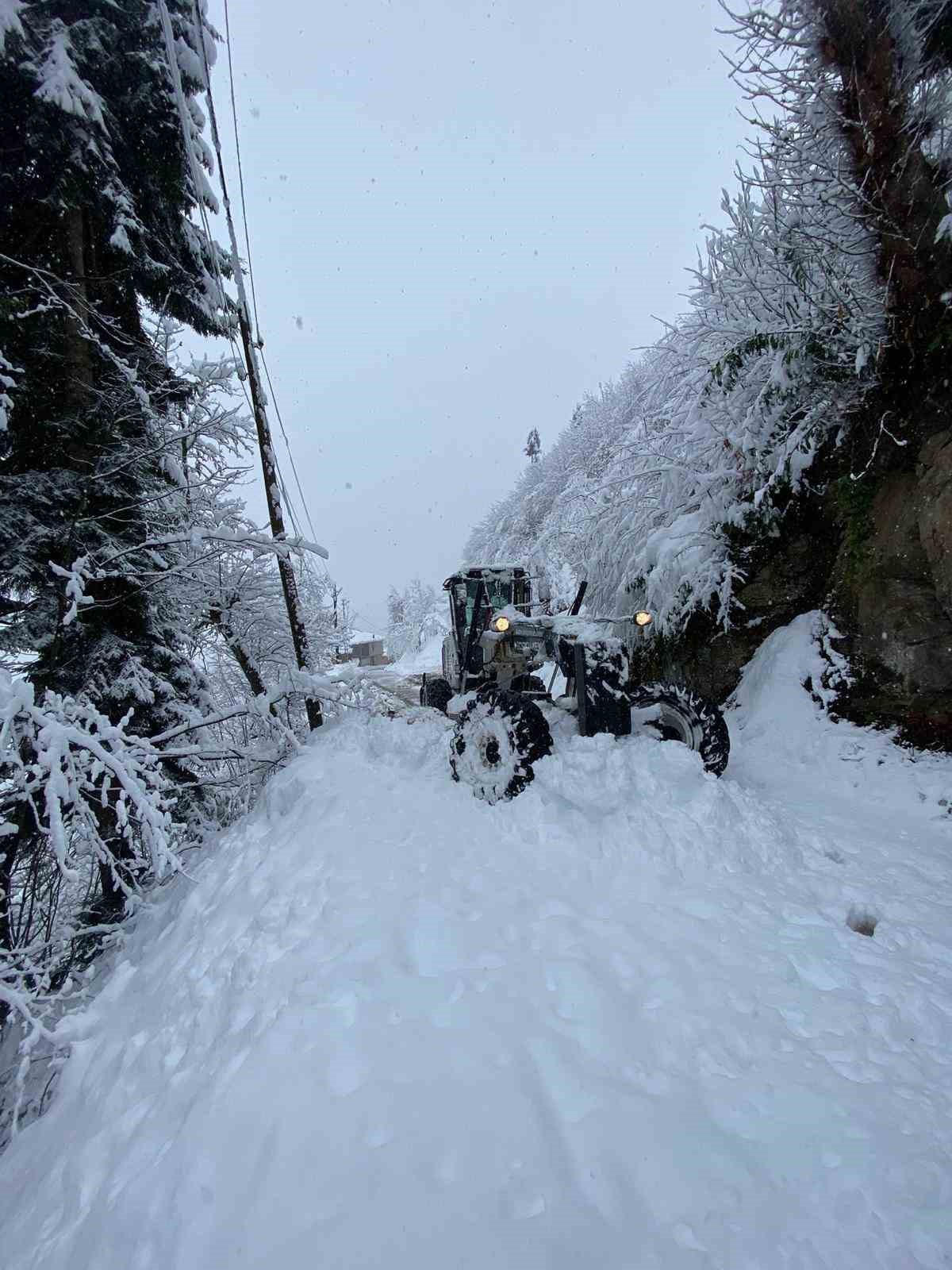 Trabzon’da 40 mahalle yolu kar nedeniyle ulaşıma kapandı
