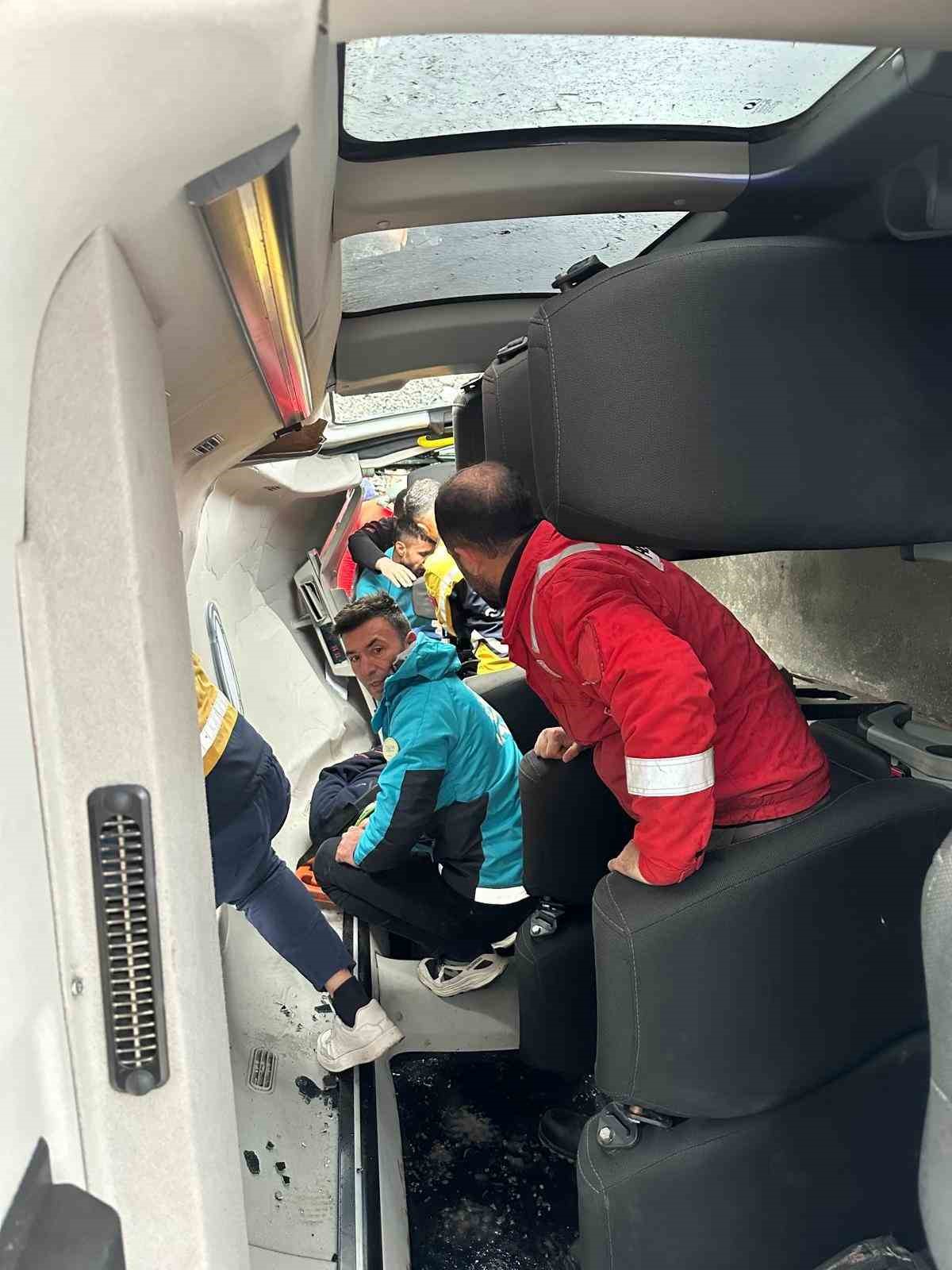 Şırnak&rsquo;ta iş&ccedil;ileri taşıyan servis kaza yaptı: 9 yaralı
