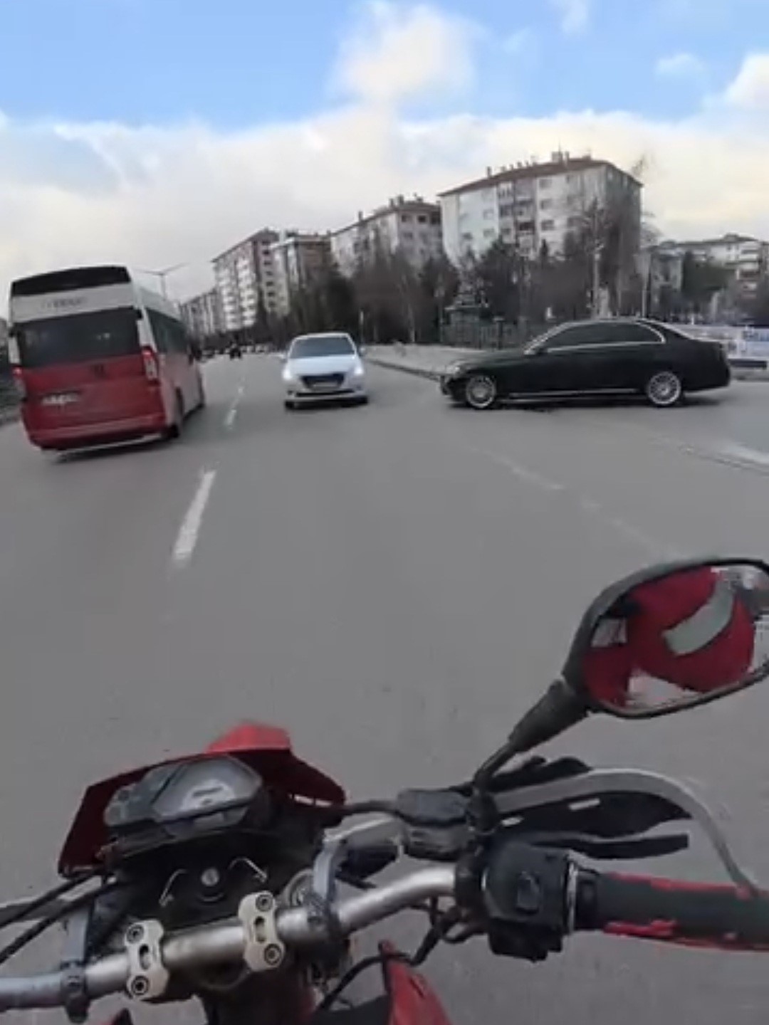 Caddede ters y&ouml;ne giren otomobil trafiği tehlikeye attı
