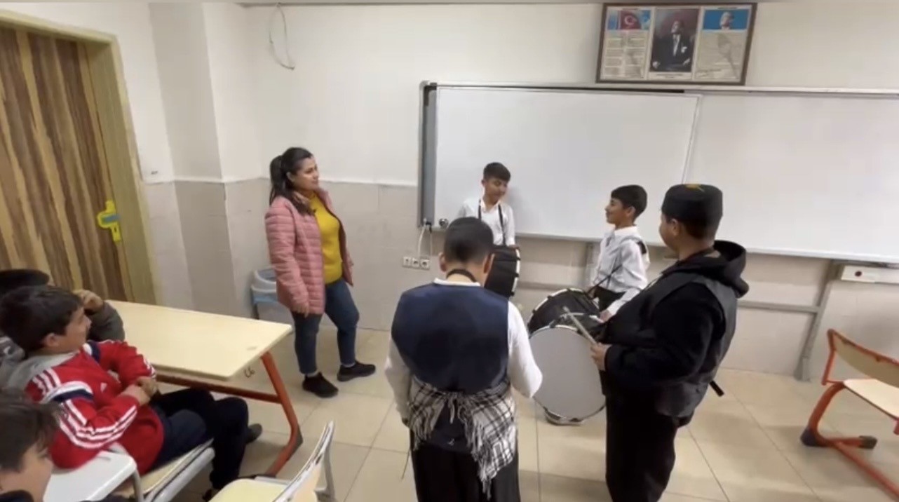 Osmaniye&rsquo;de Ramazan davulu okulda &ccedil;aldı, gelenek canlandı
