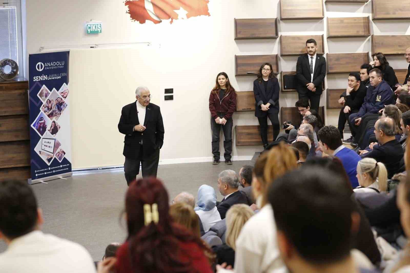 Anadolu &Uuml;niversitesi&rsquo;nde &ouml;ğrencilere iletişimin altın kuralları anlatıldı
