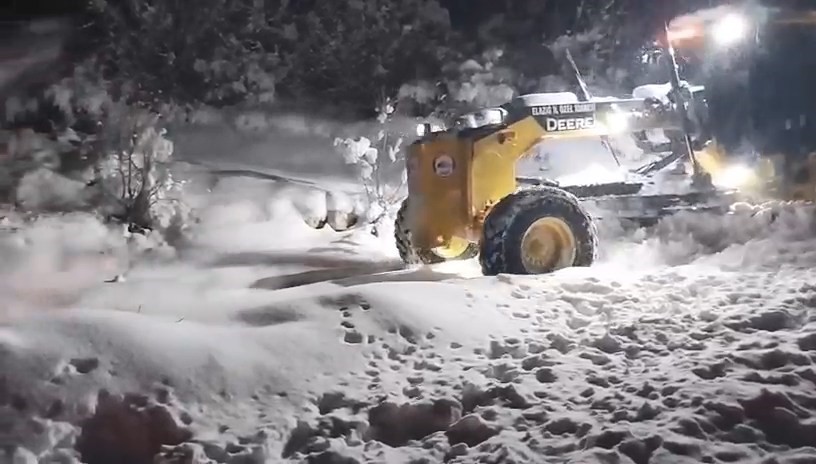 Elazığ&rsquo;da kapalı k&ouml;y yollarında kar temizleme &ccedil;alışmaları s&uuml;r&uuml;yor
