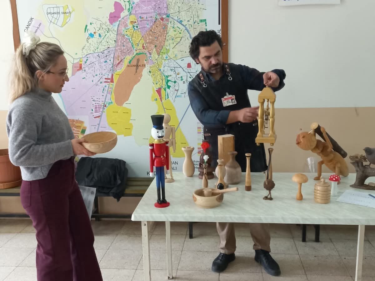 Kozan’da üniversite öğrencilerinin ahşap sanatı mesaisi