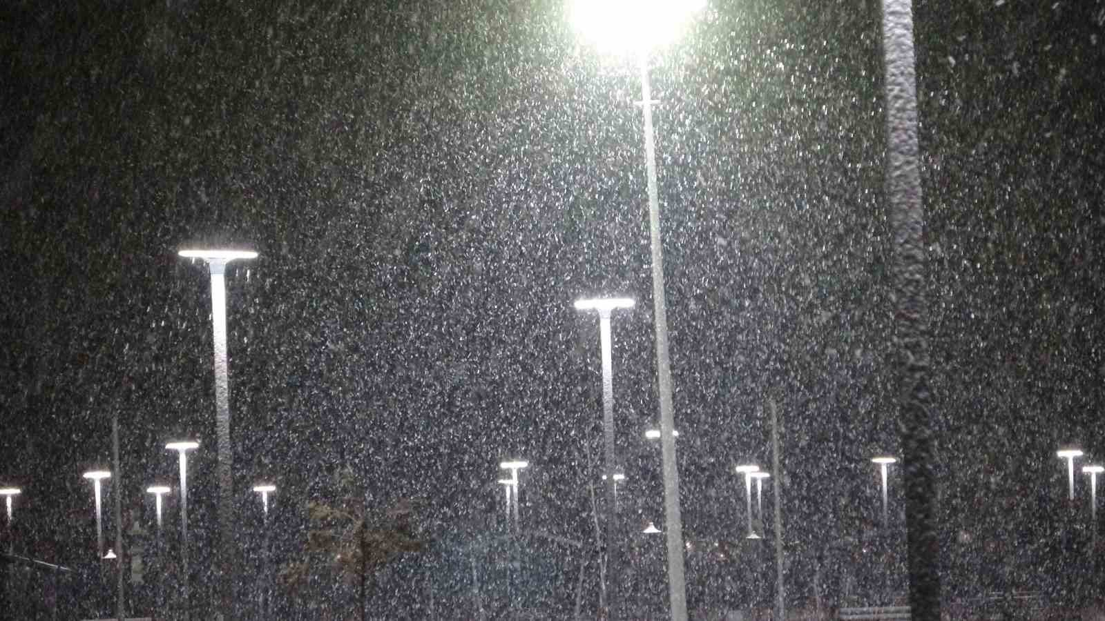 Van&rsquo;da 390 yerleşim yerinin yolu kardan kapandı
