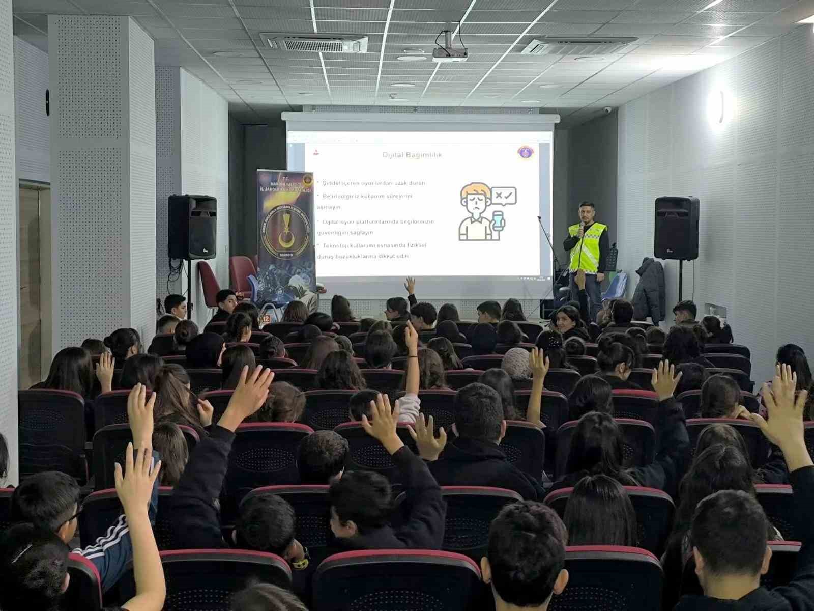 Mardin&rsquo;de jandarmadan &ouml;ğrencilere siber farkındalık eğitimi
