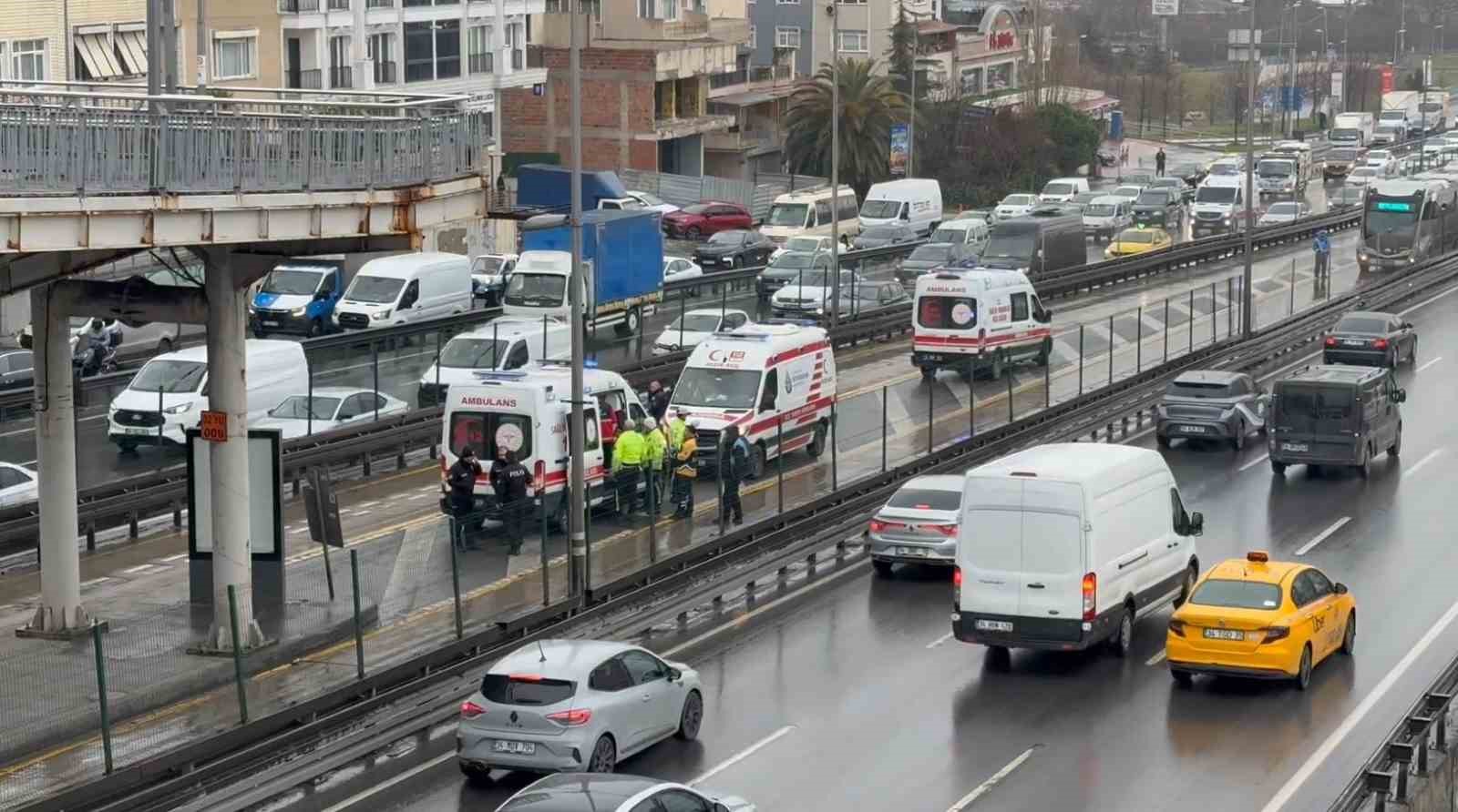 Avcılar&rsquo;da iki metrob&uuml;s &ccedil;arpıştı: 4 yaralı
