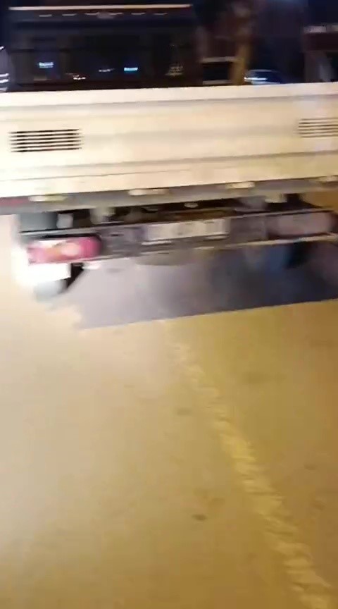 Sarı&ccedil;am Belediyesi kamyonetiyle trafikte dehşet sa&ccedil;tı
