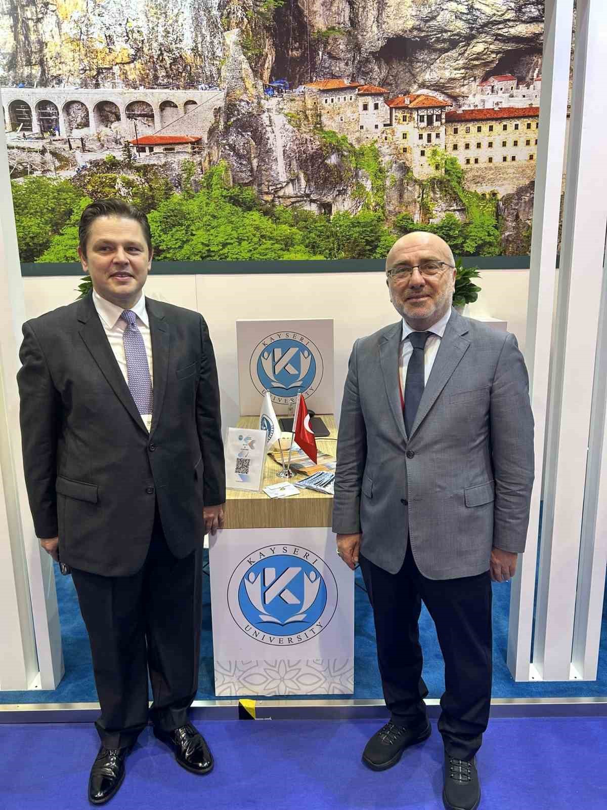 Rekt&ouml;r Karamustafa, Hong Kong&rsquo;da APAIE Uluslararası Etkinliği&rsquo;ne katıldı
