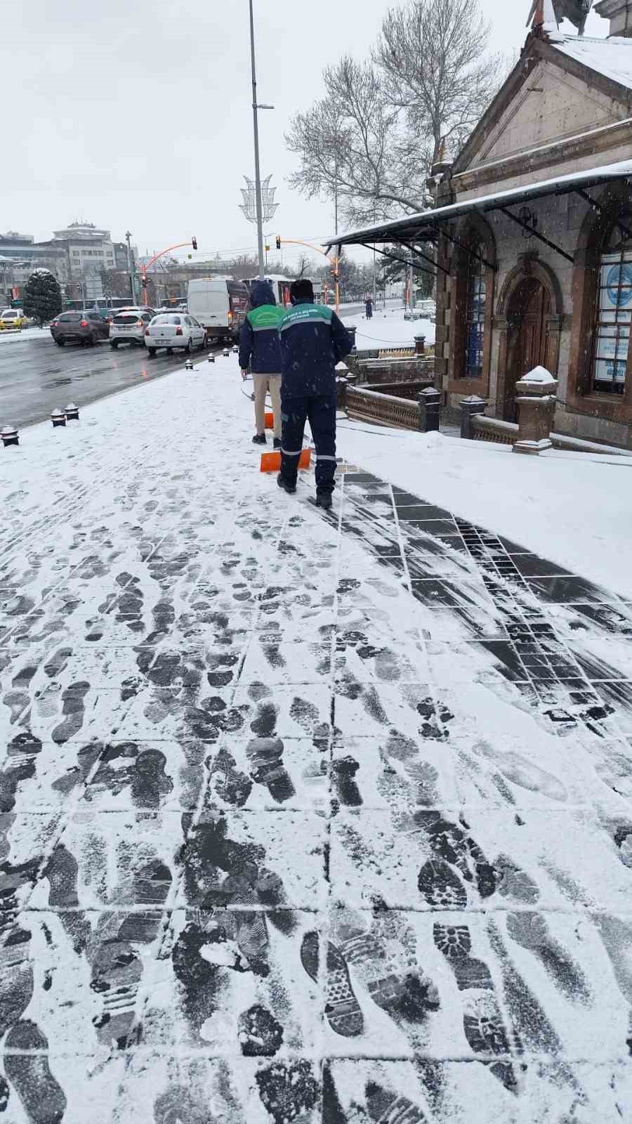 B&uuml;y&uuml;kşehir kardan etkilenen 432 kilometrelik 54 mahalle yolunu ulaşıma a&ccedil;tı
