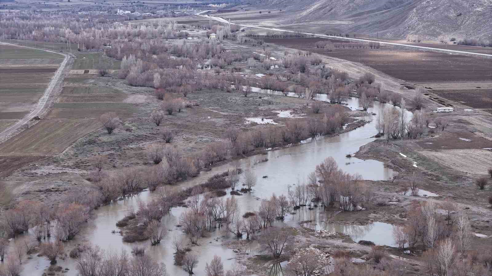 Bir d&ouml;nem tamamen kuruyan nehir, yeniden coştu
