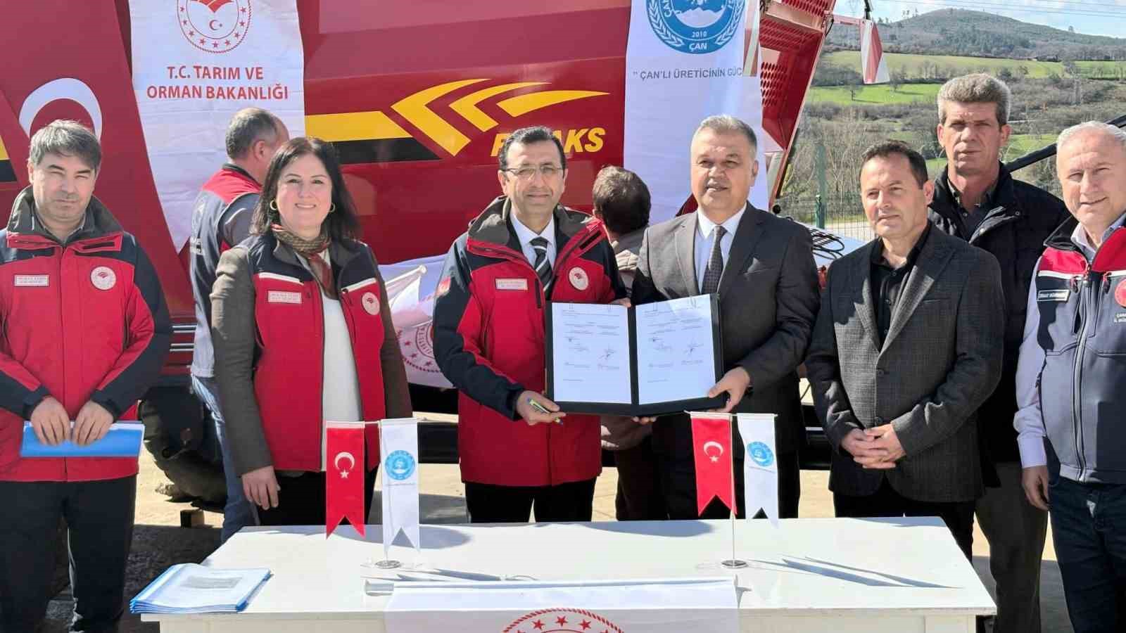 &Ccedil;anakkale&rsquo;de katı g&uuml;bre dağıtma makinaları işletmelere teslim edildi

