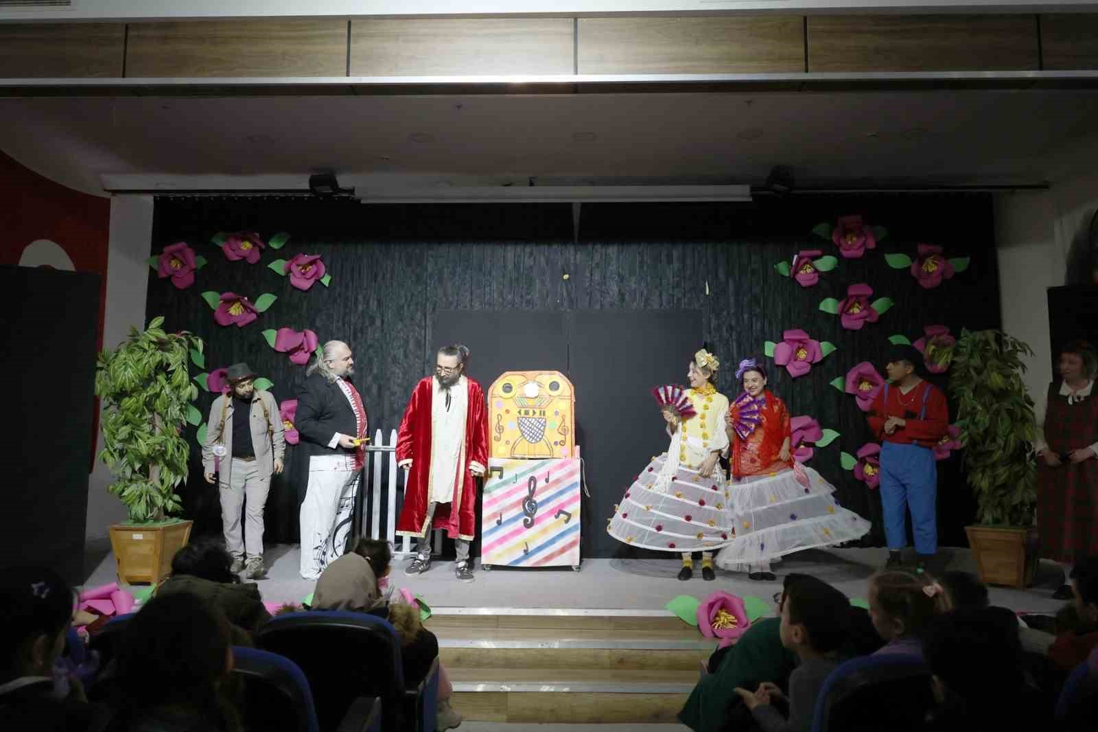 Aydın Büyükşehir Belediyesi’nden çocuklara tiyatro şöleni