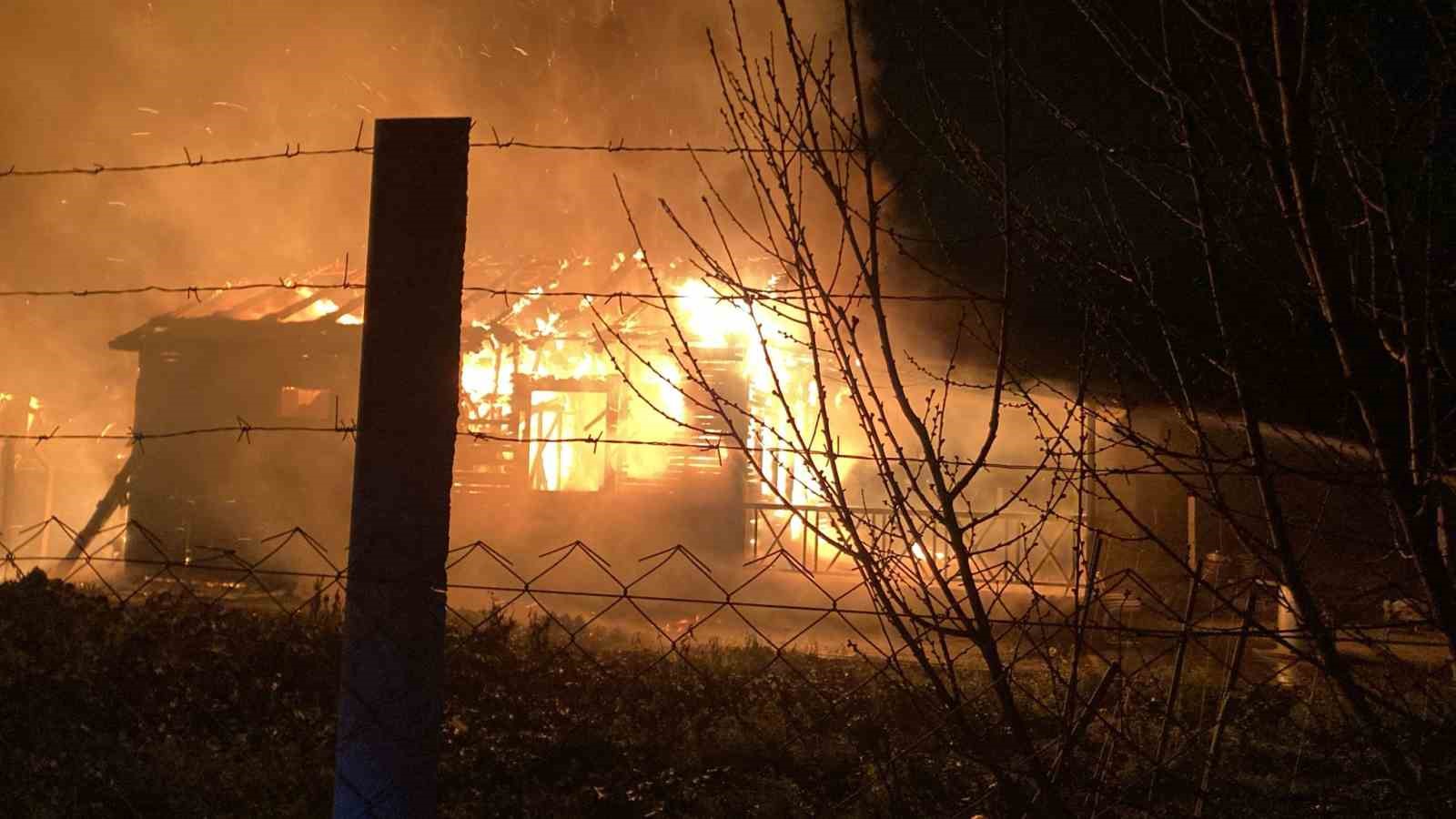 Bağ evinde çıkan yangın diğer bağ evine de sıçradı