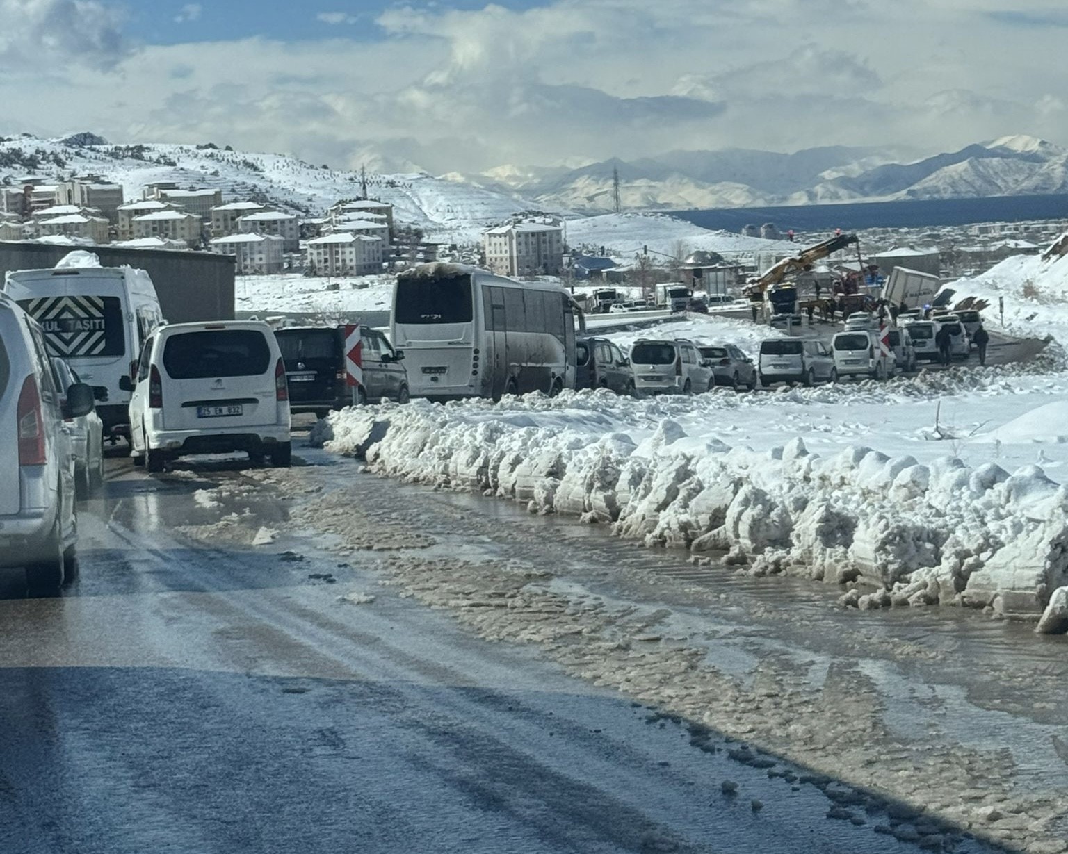Tuşba’da tır kazasında uzun araç kuyruğu oluştu