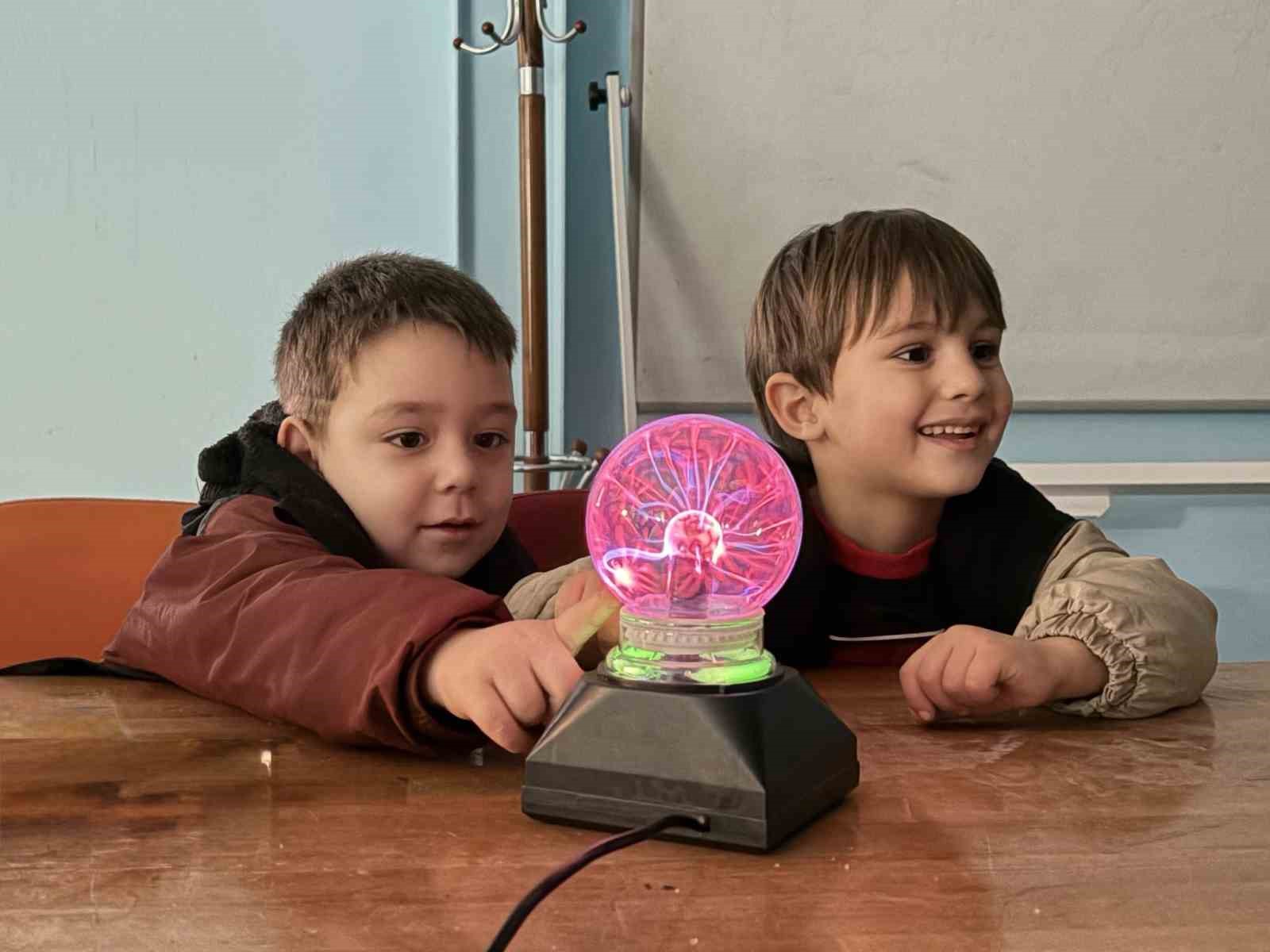 Minikler ’Tesla Bobini’ ile bilimin izini sürdü